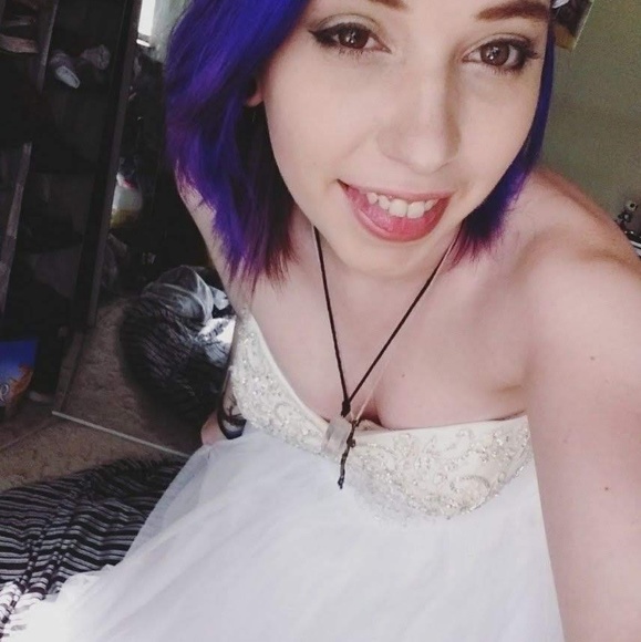 WEDDING DRESS TRY ON PHOTOS - Picture 5 of 5